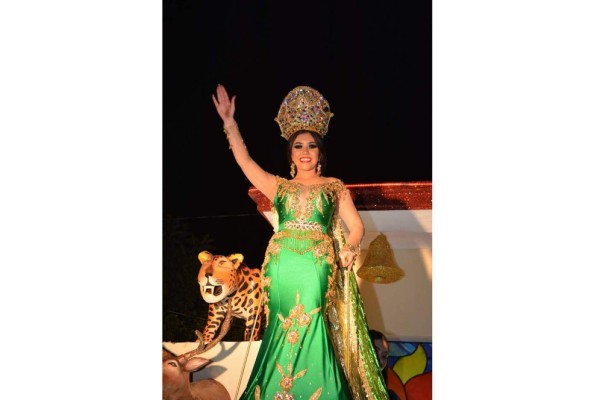 Critzia I, Reina del Carnaval 2018, lució imponente, durante el desfile de carros alegóricos.