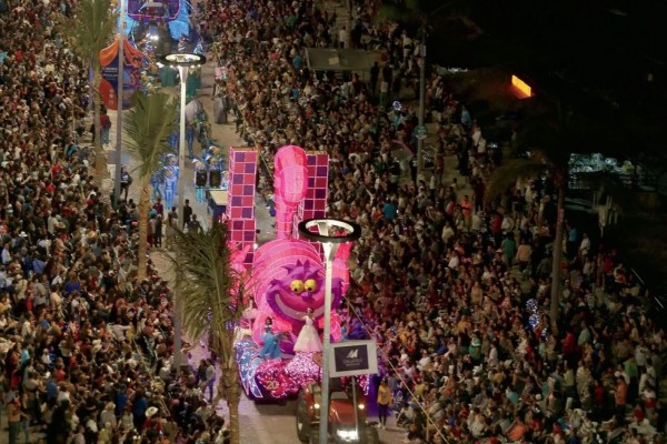 ‘Visten’ al puerto de luces y fiesta en el desfile del Carnaval de Mazatlán