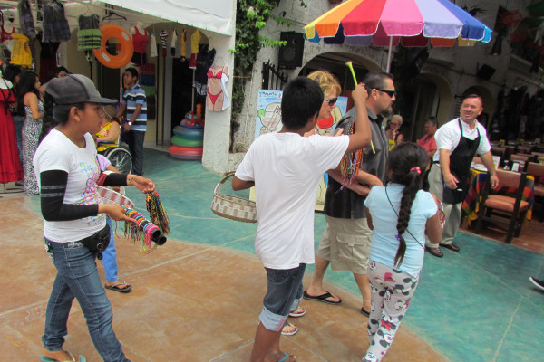 ‘Hijos de turistas en Mazatlán venden chicles’