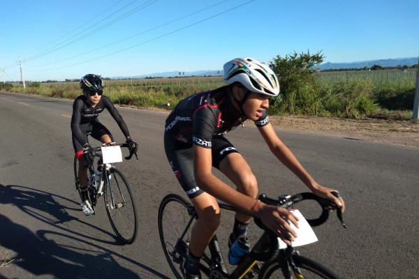 Los ciclistas compiten en evento de preparación realizado en Escuinapa. (Foto: Facebook Imde Imde)