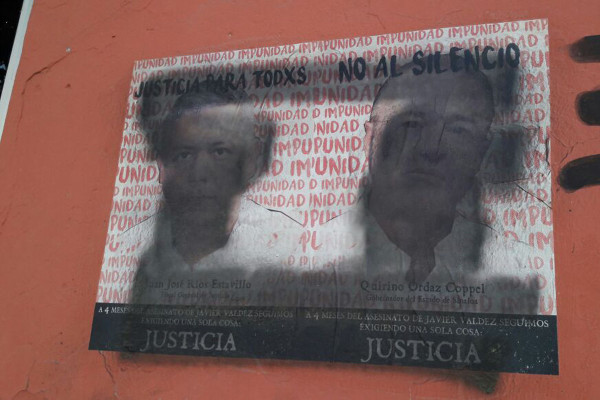 'Cubren' rostro de Gobernador y Fiscal en carteles que exigen justicia para Javier Valdez