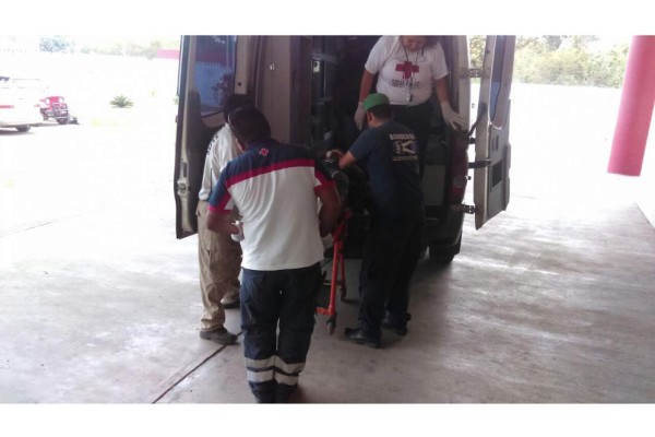 Cae jornalero de una camioneta en Escuinapa; está grave
