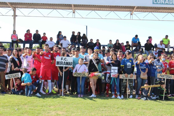Multitudinaria inauguración de futbol en La Cruz de Elota