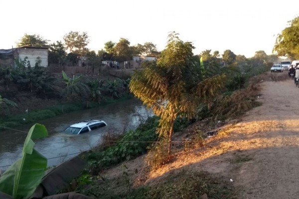 Cae camioneta a canal, en Aguaruto; hay un desaparecido