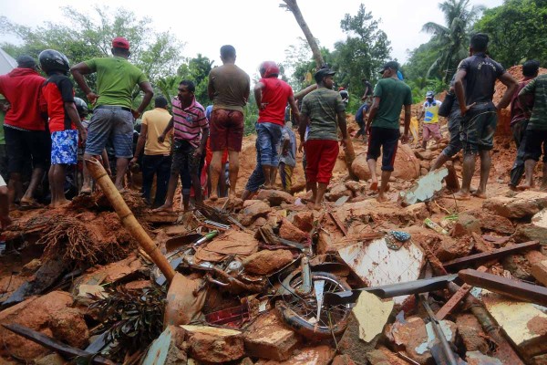 Dejan aludes 91 muertos en Sri Lanka