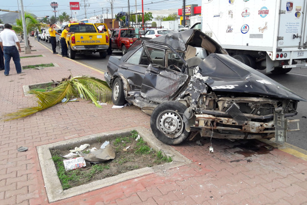 Un hombre murió en Mazatlán después de que su auto fuera arrastrado por un tráiler