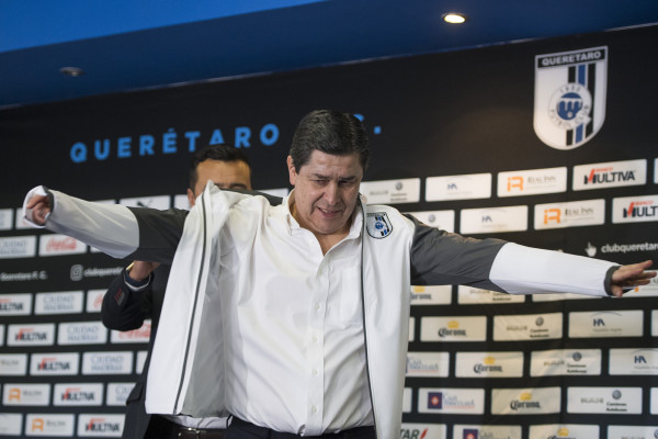 Luis Fernando Tena firmó contrato hasta diciembre con los Gallos