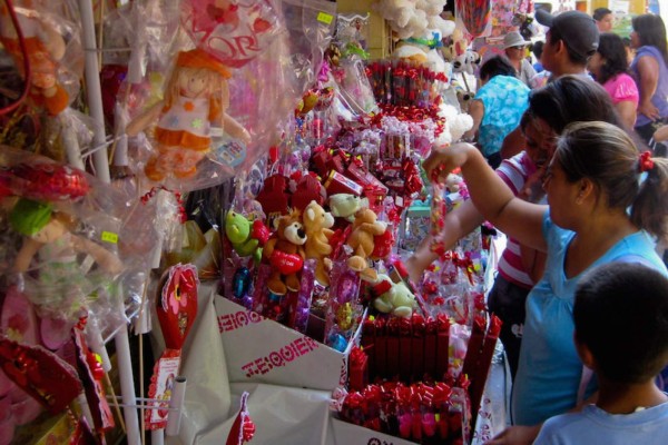 79% va a gastar en San Valentín; no tire dinero, compare precios, guárdese vouchers: Condusef