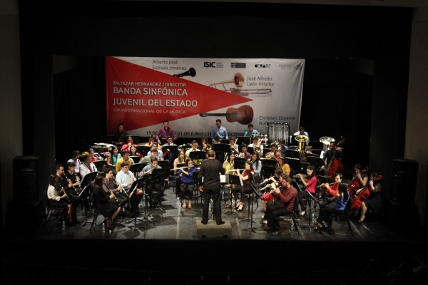 La Banda Sinfónica Juvenil de Estado durante su presentación en el Socorro Astol.
