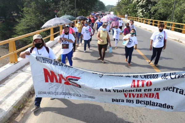 Marchan desplazados por la violencia por calles de Concordia
