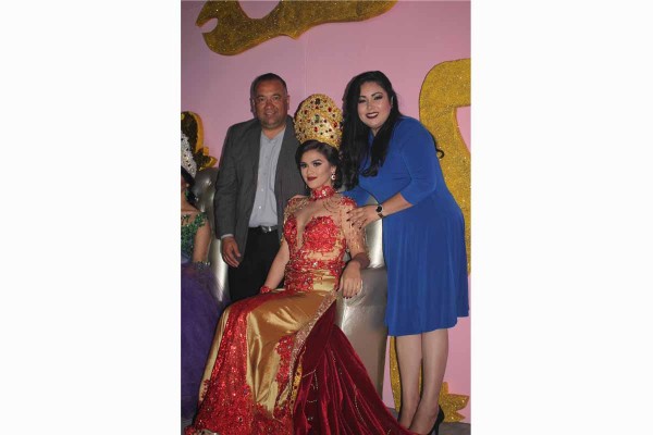 Ana Barbara I, Reina del Carnaval Elota 2017 es coronada por el Alcalde Angel Geovani Escobar Manjarrez y su esposa Brenda Gómez de Escobar.