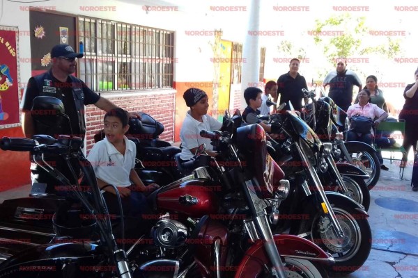 Festeja Motoclub Mazatlán a niños del CAM 38