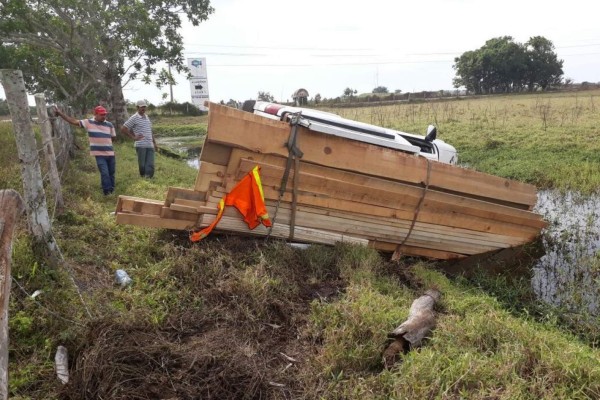 Vuelca camioneta cargada de madera en la carretera Escuinapa-Teacapán