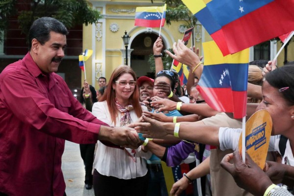 El Presidente venezolano Nicolás Maduro y su esposa Cilia Flores participando durante una asamblea popular con mujeres en Caracas.