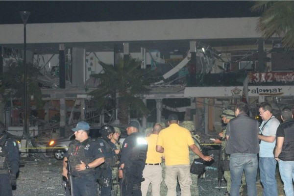 Varios heridos y daños deja explosión de local en plaza del Tres Ríos, en Culiacán