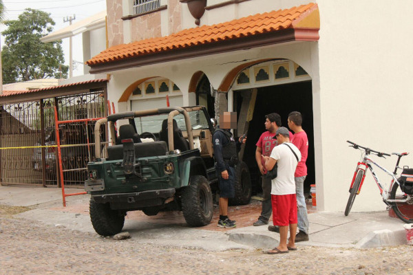 En Culiacán, chocan contra casa con vehículo robado