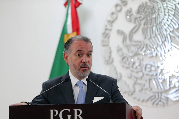 Raúl Cervantes presenta su renuncia a la PGR