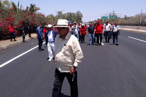 Intenta Policía Federal frenar protesta de maestros jubilados en Mazatlán