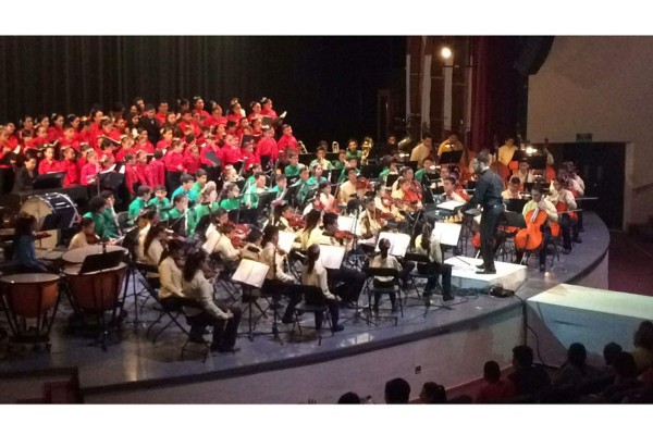 Gran concierto brindaron el Coro y Orquesta Sinfónica Esperanza Azteca bajo la dirección de Daren Weissfisch.