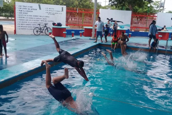 La natación se realiza en la alberca del Polideportivo Horacio Llamas.