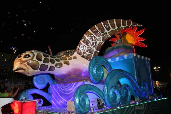 Cierra Carnaval Elota con desfile de alegorías