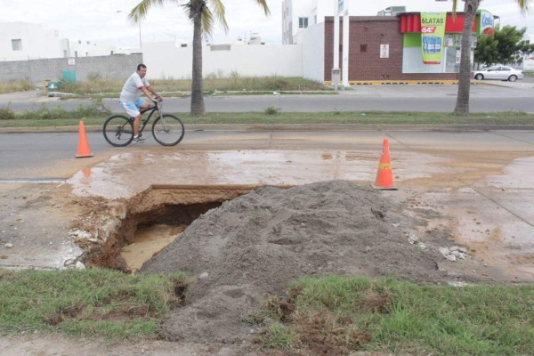 Reparan fuga en avenida de Mazatlán, pero dejan ¡súper hoyo!