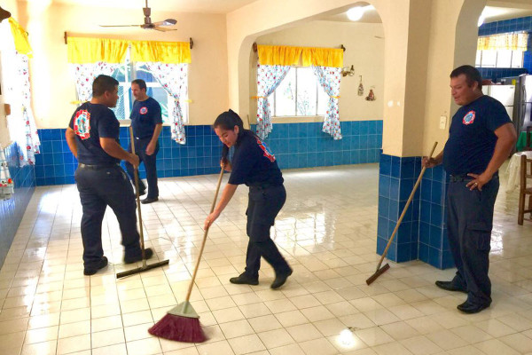Los elementos de Bomberos Voluntarios realizan limpieza en el Asilo de Ancianos.