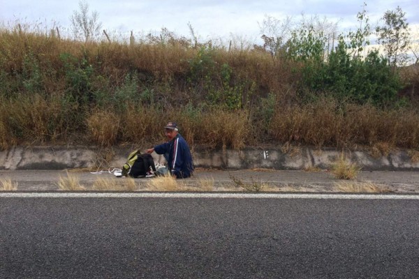 Se queda dormido junto a la carretera México 15 y moviliza a policías