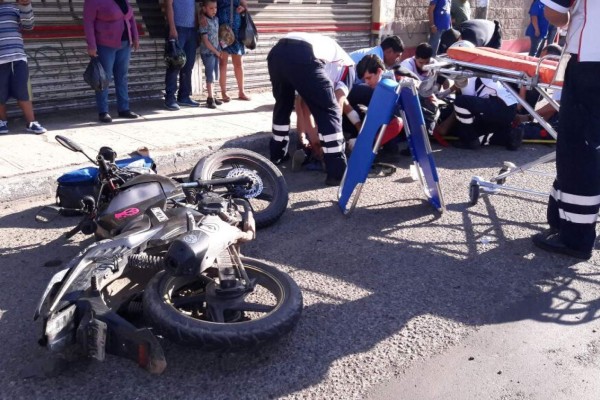 Atropella carro a dos motociclistas en Mazatlán y los manda al hospital