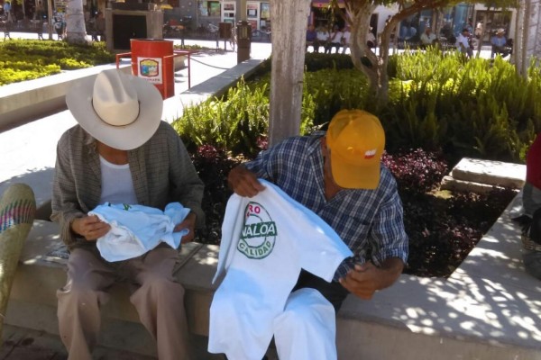 Regalan en Escuinapa camisetas con logo Puro Sinaloa