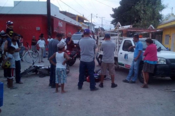 Choca en su moto contra una camioneta y queda lesionado en la Independencia en Mazatlán