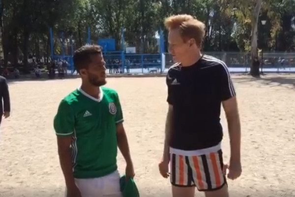 Conan O'Brien juega futbol con Giovani Dos Santos y apadrina a quinceañera