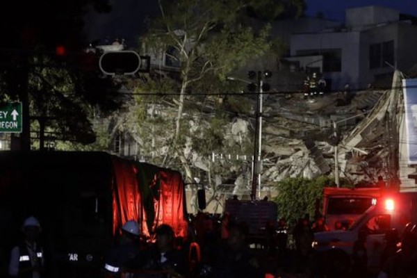 Millones pasan esta noche a oscuras y sin electricidad, tras el sismo en la capital mexicana