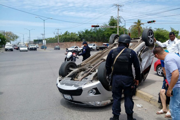 Impacta patrulla a auto y lo vuelca, en Mazatlán