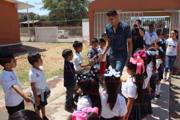 Regala ‘Zurdo’ Ramírez un momento de alegría a alumnos de Primaria López Velarde