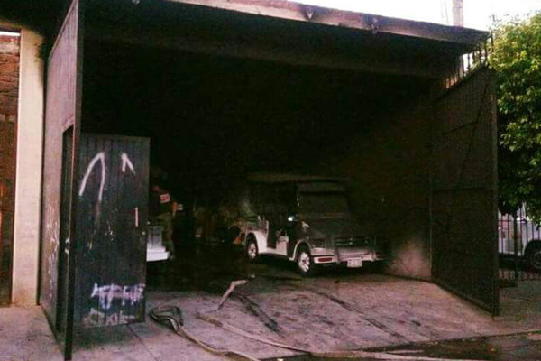Incendio en bodega de la Montuosa deja tres vehículos dañados, en Mazatlán
