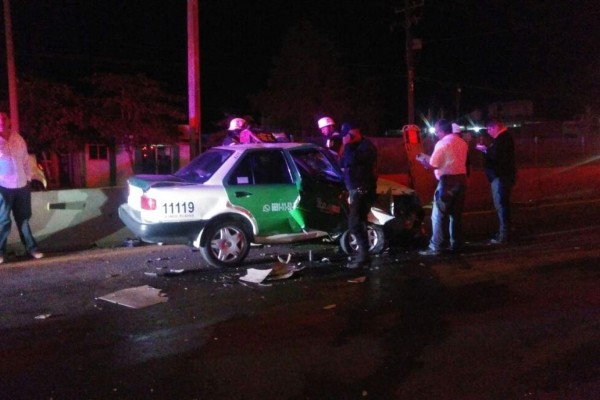 Choca taxi contra tráiler en Mazatlán; hay dos lesionados