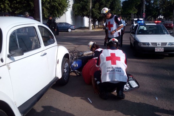 Provoca cable tirado choque de motociclista en Mazatlán