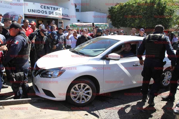 Promete Alcalde de Mazatlán acotar a taxistas ante conflicto con Uber