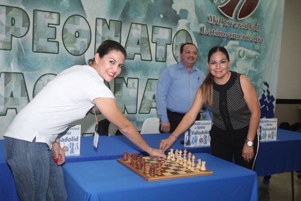 Fabiola Verde y Galilea Manjarrez realizan el primer movimiento.