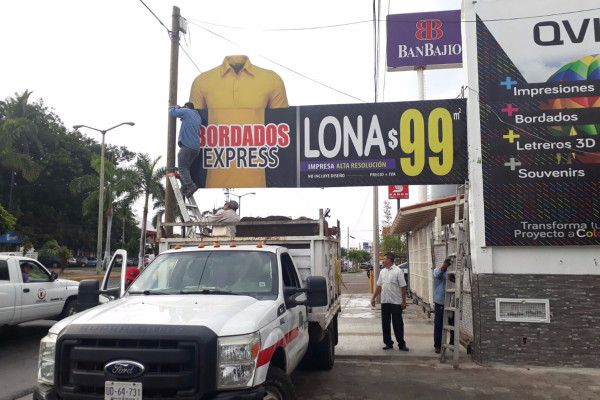 Limpian de obstáculos la vía pública de Mazatlán