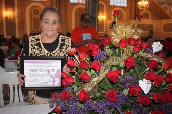 Patricia Herrera recibe reconocimiento en el Día Internacional de la Mujer por su trabajo como mujer emprendedora.