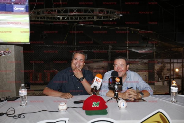 Fernando Hernández (der.) y Juan Carlos Valle informan del Torneo memorial Day de Beisbol Irvine.