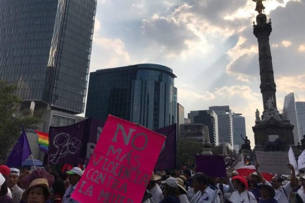 La capital mexicana se sacude al paso de la marcha y con el grito de reclamo de miles de mujeres