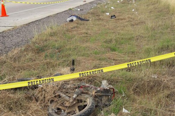 Arrolla vehículo a motociclista y lo mata, en la autopista Mazatlán-Tepic