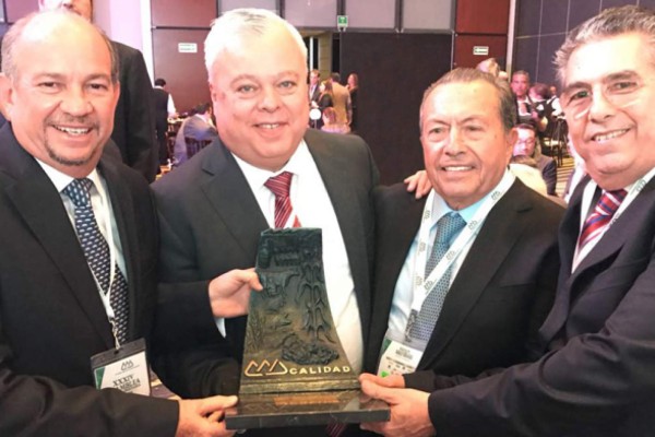 Recibe Leovi Carranza Premio Nacional Agroalimentario