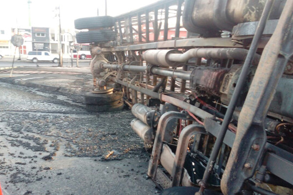 Vuelca y se incendia camión cargado con combustible en gasolinera de Culiacán