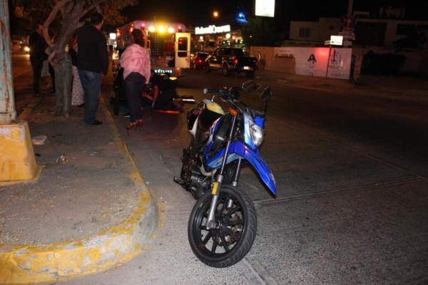 Atropella carro a pareja en moto y huye en Mazatlán