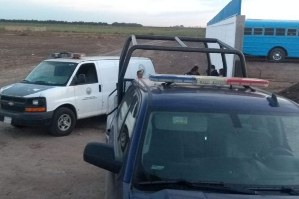 Hallan cadáver envuelto en hule negro, junto a pista de aterrizaje, en Villa Juárez, Navolato