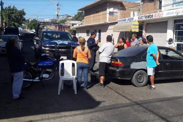 Hartos de los robos ... bloquean avenida en Mazatlán